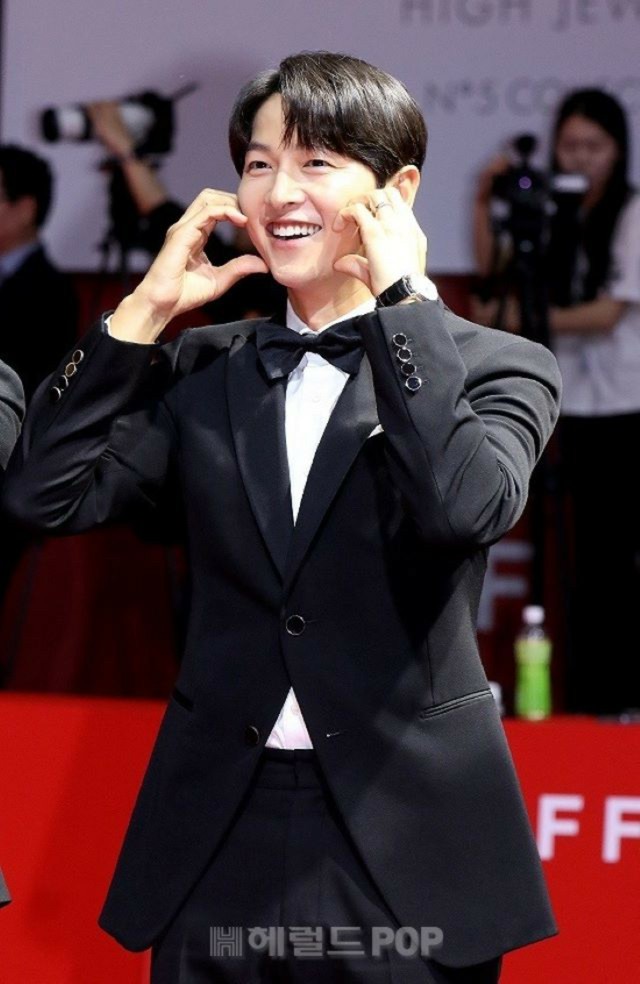 映画「ファラン」出演ソン・ジュンギ、「もうノーギャラではない！製作会社の社長がしていた時計をくれた」＝「第28回釜山国際映画祭」