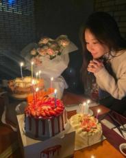 女優キム・アジュン、誕生日を迎えたアジアの美女…ものすごいケーキと花束に「みなさんのおかげ」
