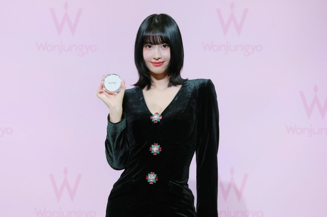 r*t様 貴重！♦︎TWICEモモ着用 ♦︎ Back To The Futur TWICEモモ着用 VTMNTS Back to the Future パーカー - メルカリ
