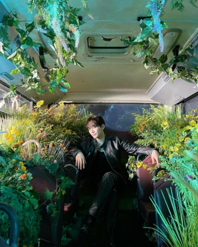 「2PM」イ・ジュノ、植物がいっぱいな空間の中でセクシーからキュートまで