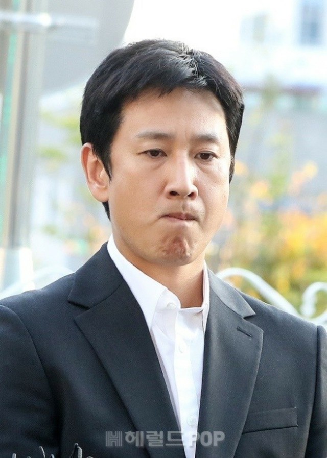 ”麻薬容疑”俳優イ・ソンギュン、やつれた顔で警察2次調査に出席...「誠実に答える」