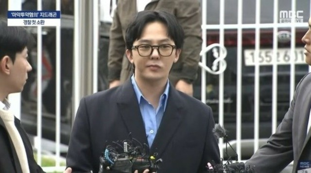 “ネットで話題”G-DRAGON（BIGBANG）、警察出頭時に見せた独特な身振り…元検事の弁護士は「断定不可」と分析