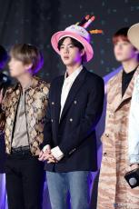 「BTS」JIN、自身の誕生日を控え中国ファンたちが本2000冊を寄付…善い影響力を拡げる