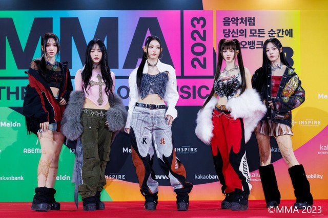 【フォトレポ】「NewJeans」、「MMA 2023」レッドカーペットイベントに登場