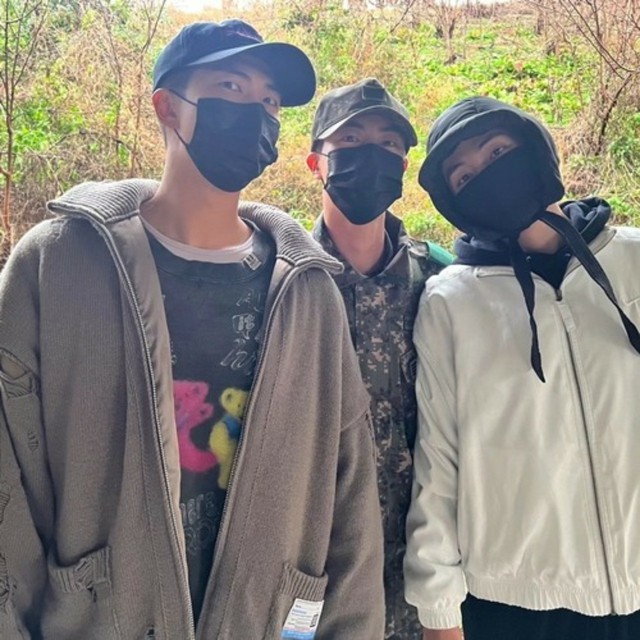 「BTS」JIN、RMとV入隊見送り「気をつけて行ってきて、我が子たち」