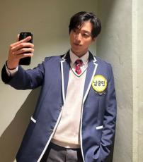俳優ナムグン・ミン、「知ってるお兄さん」の制服が似合いすぎ？…「恋人」イ・ジャンヒョンと正反対の魅力