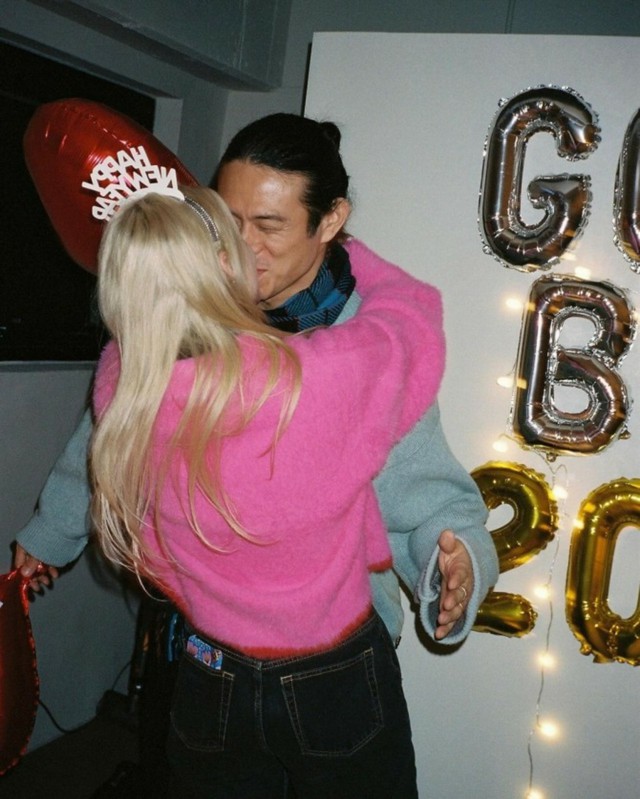 ラッパーBeenzino＆ドイツ人の妻ミチョヴァ、ロマンチックなキス写真公開