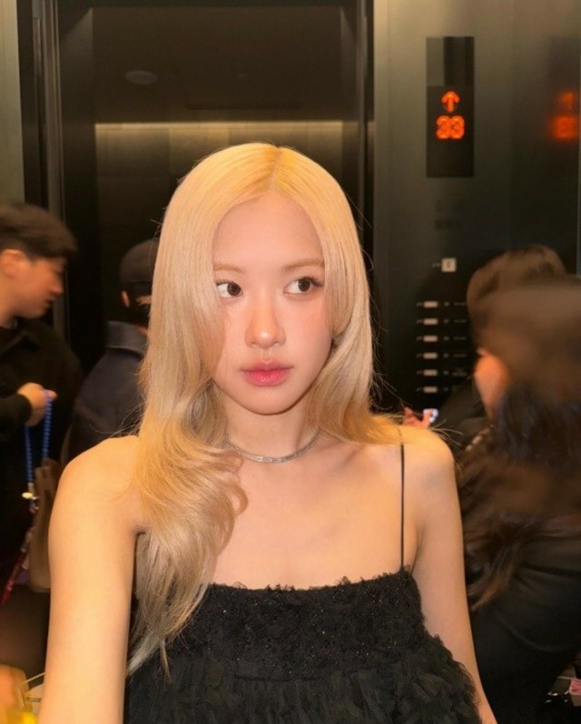 「BLACKPINK」ROSE、高貴なビジュアルにスタイルまで...洗練された美を見せる