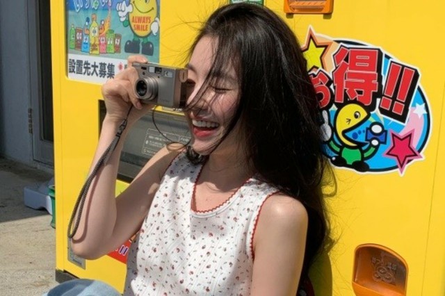 「Red Velvet」アイリーン、近況公開…日本の自販機の前で笑顔