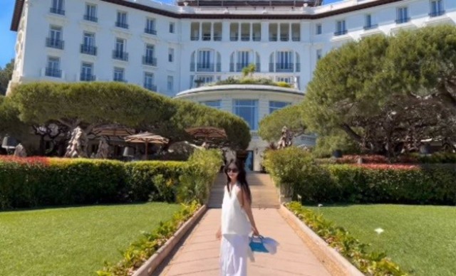 “10歳年下の夫と結婚”女優ハン・イェスル、挙式会場はここ？…バージンロードを歩くような純白のバックレスファッション披露