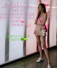「少女時代」ソヒョン、誕生日広告看板の前でファンとスタッフに感謝