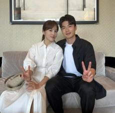 女優ハン・ヘジン、夫キ・ソンヨンと娘との写真を公開…結婚11周年を祝う「いつも優しいあなた」