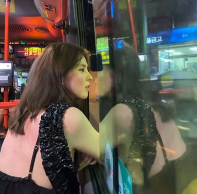 女優ハン・ソヒ、公共の地域バスに乗ってどこへ…気さくな日常を公開するもその動画が物議？