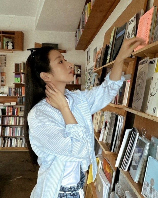 ”騒動からの再出発”女優ソ・イェジ、変わらない美貌...いたずら心あふれる近況写真を公開