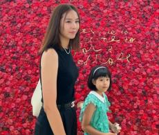 女優チョ・ユニ、イ・ドンゴンそっくりな娘ロアちゃんと展示会デート