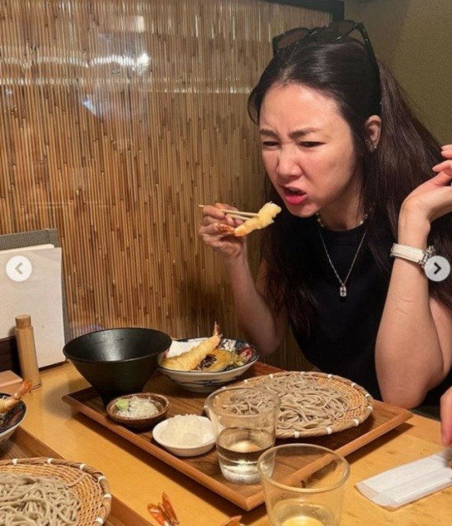 “そんなに天ぷらがおいしい？”女優チェ・ジウ、育児はしばしお休み…日本旅行を満喫するジウ姫の等身大ラブリーショット