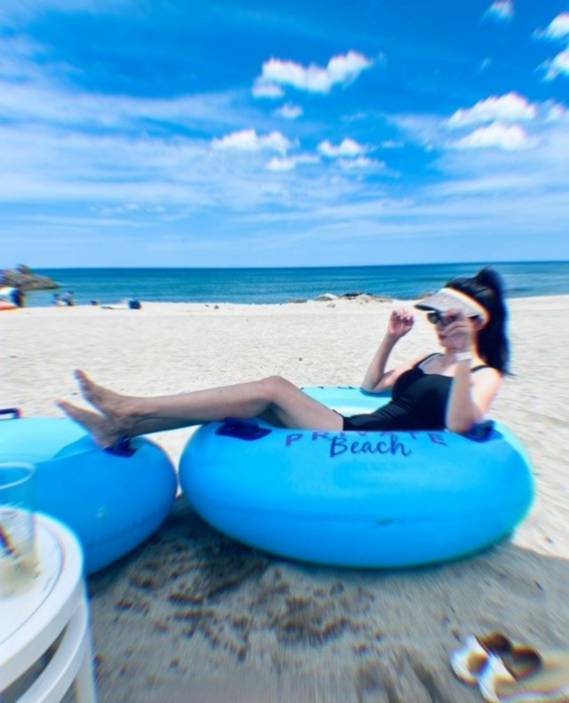 女優パク・ソルミ、水着姿で夏の海辺を満喫する余裕…とてもスラっとした“2児のママ”