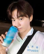 飲酒警告文を上げただけなのに…「SEVENTEEN」SEUNGKWAN、“飲酒運転”SUGAのファンコミュニティから悪質な書き込み被害