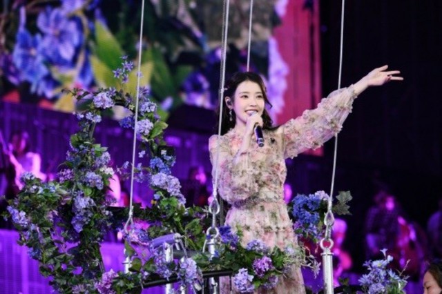 IU、女性ソロ歌手初のソウルワールドカップスタジアム公演最終日「5万の観客全員に望遠鏡準備」