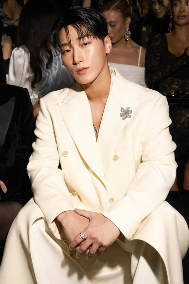 ATEEZ」サン、ミラノファッションウィークでマドンナと2ショット