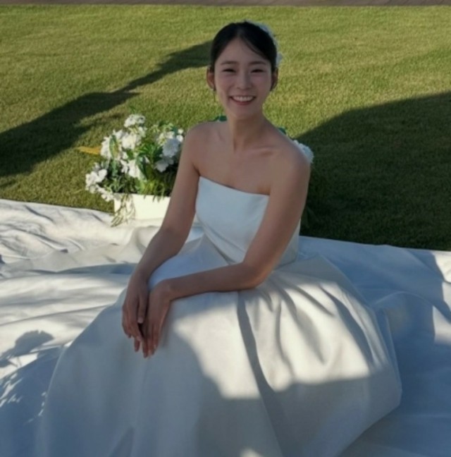 「KARA」スンヨン、突然公開した結婚式現場写真にファンざわざわ…「結婚おめでとう」