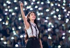 IU、“弾劾集会もあたたかく”とファンたちに差し入れ…“こんな芸能人初めて”