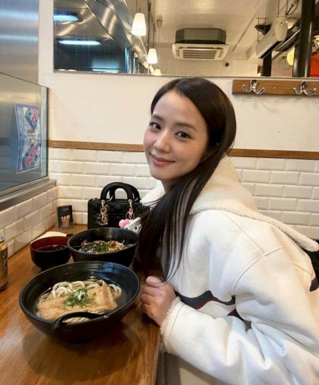 「BLACKPINK」JISOO、パリでうどんを堪能…愛嬌いっぱいの日常ショットでファンの心も溶かしちゃう？