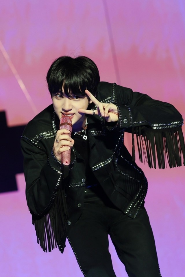 BTS」JIN、ファンコンサートツアー華やかな砲門…「ARMYと一緒だから
