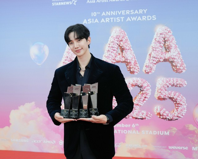 イ・ジュノ（2PM）、「10周年AAA 2025」で4冠を獲得…MCとしても圧巻の