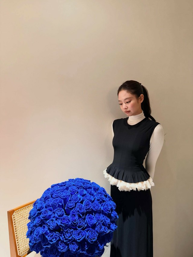 BLACKPINK」JENNIE、初の写真展を開催…母親への感謝も伝え注目