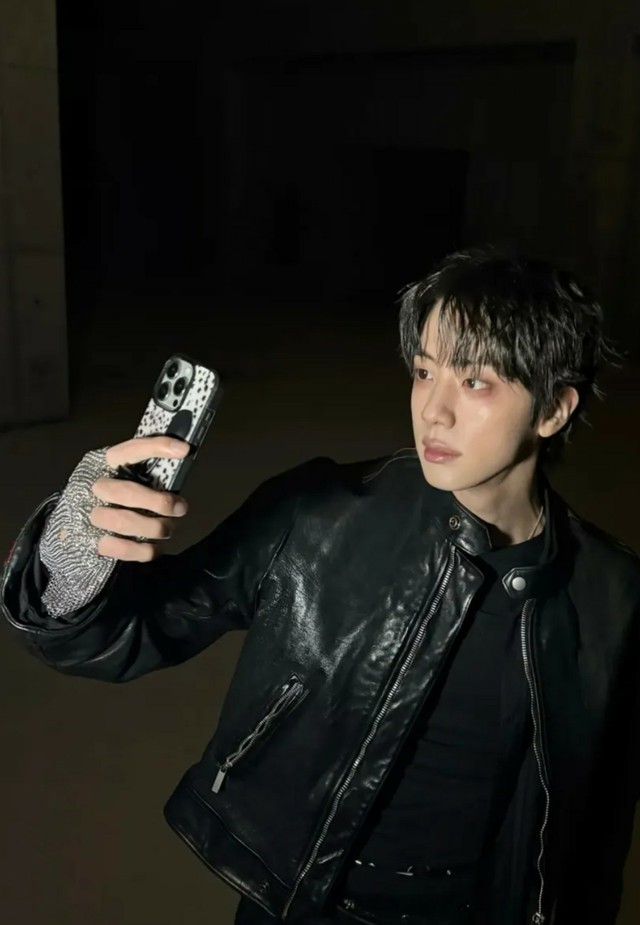 BTS」Jin、東京公演で2日連続グッズが真っ先に完売…ステージを圧倒する
