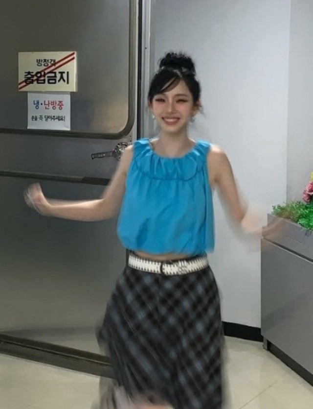 aespa」KARINA、無邪気なほほ笑みで「どうやって逃げる？」｜Infoseek
