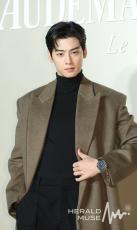 ASTRO」チャウヌ、洗礼名は「使徒ヨハネ」と判明…軍服務中の新たな近況
