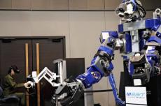 鉄道設備の保守に人型ロボット、作業員に重さや感触伝わり「直感的な操作」…ＪＲ西が導入