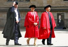 オックスフォード大で天皇陛下「豊かな機会と思い出を大事にしていきたい」…皇后さまに「名誉法学博士号」