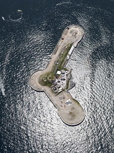 東京湾に浮かぶ巨大なブーメラン…かつての海上要塞の護岸整備、今年度中にも終了