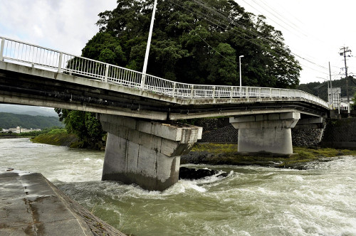 大分県日田市の国道３８６号、花月川で橋脚が傾き全面通行止め…大雨での増水の影響か