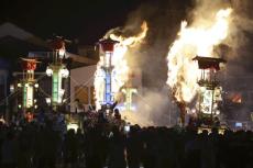 能登町宇出津の伝統行事「あばれ祭り」始まる…地震の爪痕残る町中を巨大灯籠「キリコ」が巡る