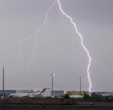 雷の影響で、羽田空港は航空機が離着陸できず…地上での機体誘導を中止