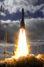 欧州の新型ロケット「アリアン６」初号機の打ち上げ成功…日本の「Ｈ３」と競合相手になる可能性