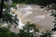 群馬・沼田の「吹割の滝」で２２人が一時取り残される、遊歩道まで増水…別名「東洋のナイアガラ」