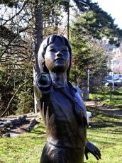 広島で被爆後に亡くなった少女モデルのブロンズ像、米シアトルの公園から盗まれる…両足首から上切断