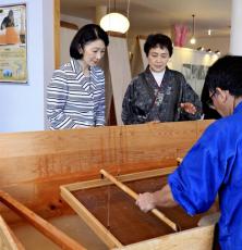 紀子さまが献血大会で岐阜県入り、美濃和紙の手すきや「うだつの上がる町並み」見学…児童らと交流も