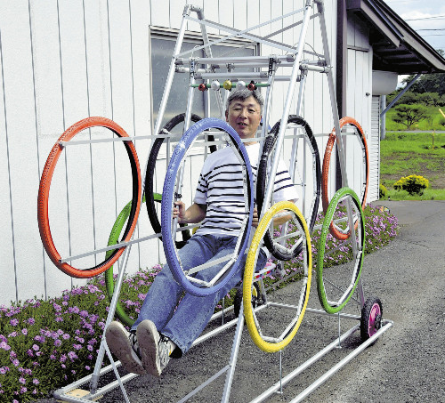 ５色タイヤ自転車でパリ五輪応援、金銀銅の３色ベルも…岩手・北上の「まちの発明家」が完成