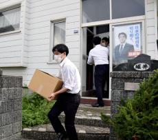 堀井学衆院議員、秘書が「中止」進言後も香典配布の継続指示か…東京地検が容疑で捜索