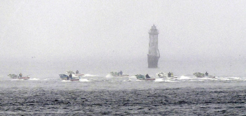 歯舞群島の貝殻島周辺、コンブ漁の漁場示すブイを一時撤去…ロシア側が要求「灯台修理・点検のため」