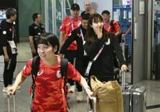 早田ひな、平野美宇らパリで笑顔…日本選手団の第１陣がシャルル・ドゴール空港に降り立つ