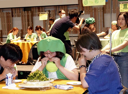 「世界えだまめ早食い選手権」長岡で開催、１００秒で「美しく」「たくさん」食べられるか競う…粒を落とすと不利に