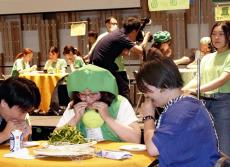 「世界えだまめ早食い選手権」長岡で開催、競うのは１００秒で「美しく」「たくさん」食べられるか…粒を落とすと不利に