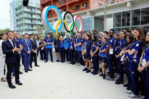 マクロン大統領が選手村訪問「五輪・パラリンピックの開催はフランスの誇りだ」…各国首脳らと「五輪外交」展開へ